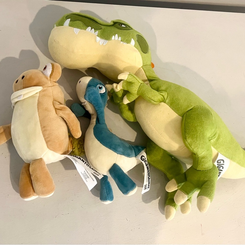 gigantosaurus tv show set of 3 stuffed animals.
